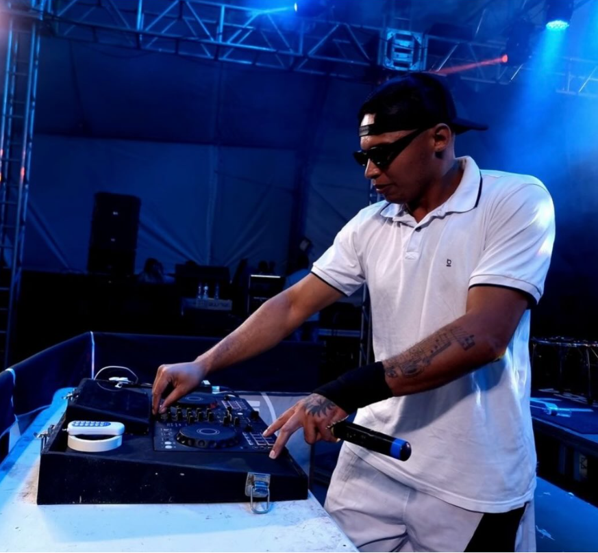 DJ Kennim tocando ao vivo